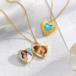 Heart-shaped gold locket necklace opened to reveal a custom photo inside, displayed on a textured white surface with a 45 cm chain, elegant and personalized jewelry gift for couples.